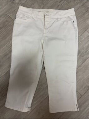 St. John's Bay Petite White Capri Pants